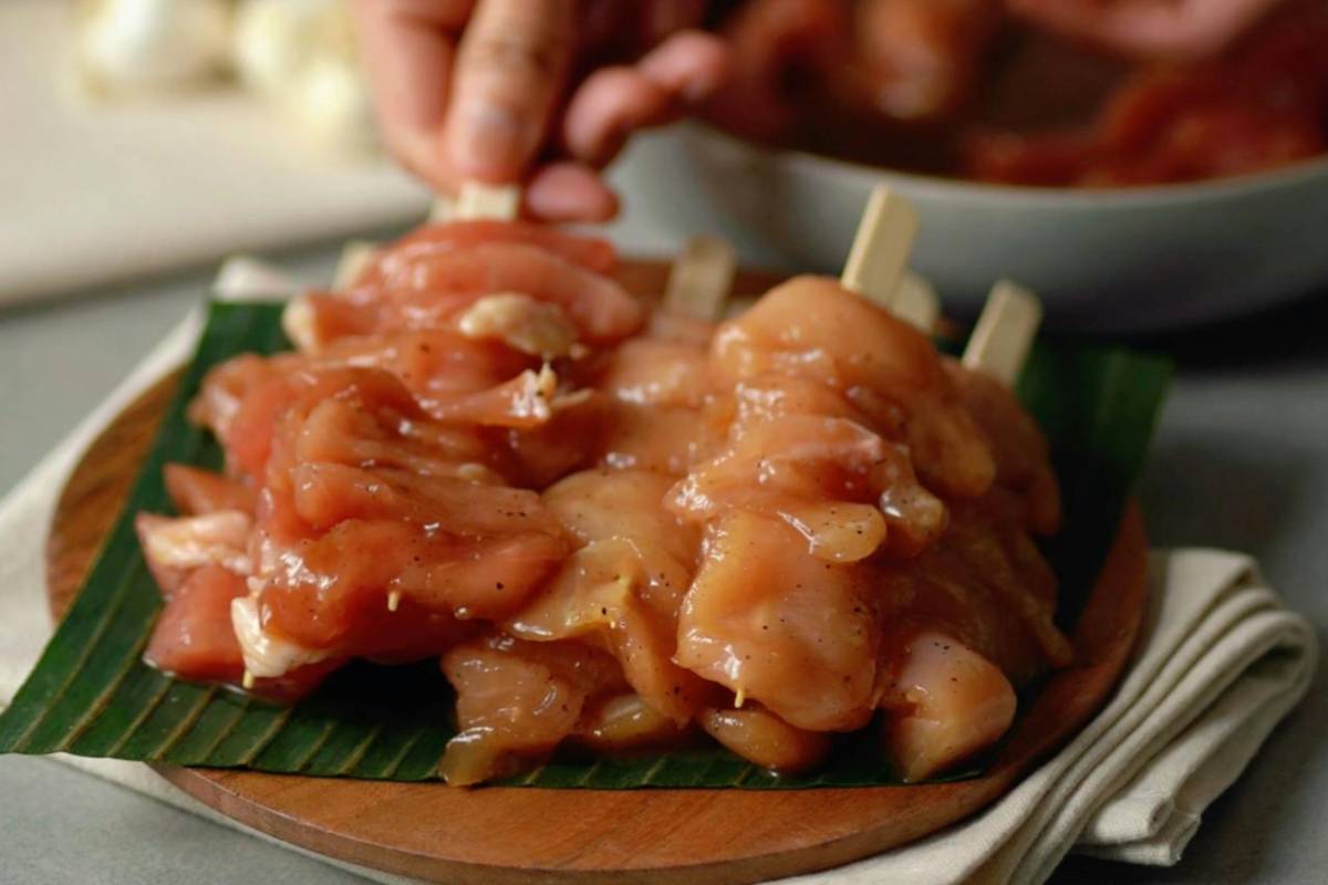 ilustrasi membuat sate (pexels.com/Lalada .)